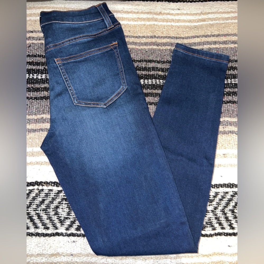 Skinny Jeans
- Celebrity Pink
- Size 1 (25)
- Dark wash with light accents